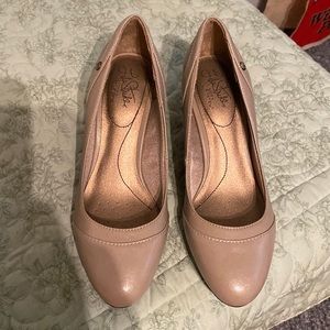 Brand new Life Stride wedge heel - beige- size 8M